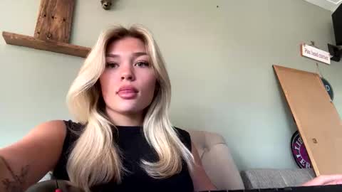 Snapshot of angelrosexx1 chatting on 06-10-26, 11:31 angel online show from 06-10-26, 11:31