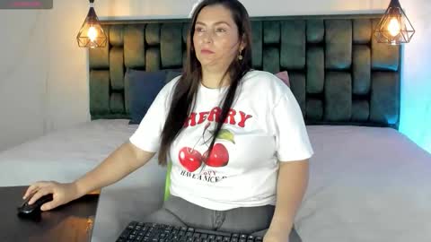Snapshot of angelswets chatting on 09-08-25, 03:00 ANGIE online show from 09-08-25, 03:00