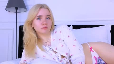 Snapshot of annabellelu chatting on 10-29-25, 02:47 AnnaBelle online show from 10-29-25, 02:47