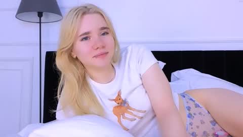 Snapshot of annabellelu chatting on 10-30-25, 02:35 AnnaBelle online show from 10-30-25, 02:35