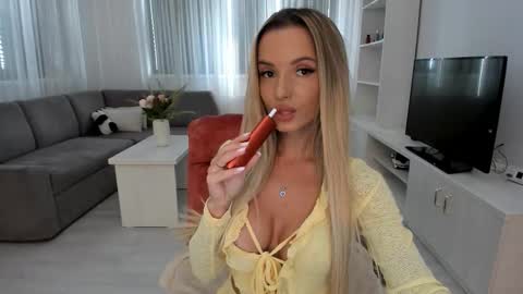 Snapshot of annaise_ chatting on 09-11-25, 10:15 annaise online show from 09-11-25, 10:15