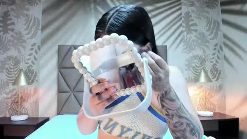 Snapshot of annedixie chatting on 06-08-26, 03:07 Anne online show from 06-08-26, 03:07
