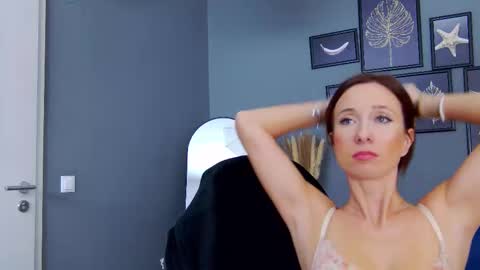 Snapshot of annehove chatting on 09-29-25, 05:23 Anne online show from 09-29-25, 05:23