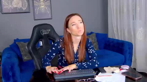 Snapshot of annehove chatting on 10-20-25, 04:57 Anne online show from 10-20-25, 04:57
