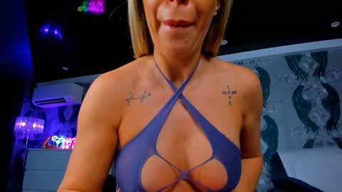 Snapshot of anneswhite chatting on 10-02-25, 03:57 Ana online show from 10-02-25, 03:57