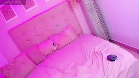 Snapshot of annie_dolce_ chatting on 02-15-26, 07:51 annie_dolce_ online show from 02-15-26, 07:51