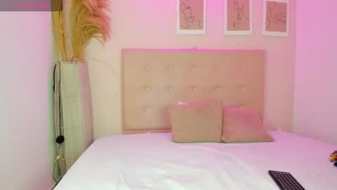 annie_dolce_ online show from 06-26-26, 12:53
