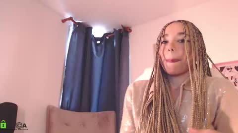 Snapshot of annie_es chatting on 03-05-25, 12:33 Annie online show from 03-05-25, 12:33