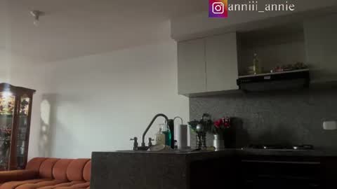 Snapshot of annie_snow_ chatting on 07-10-26, 10:45 JEANNE no olvides seguirme dont forget follow me uu online show from 07-10-26, 10:45