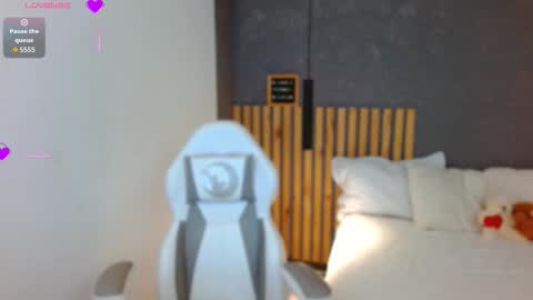 Snapshot of annie_volker chatting on 11-21-25, 04:11 Annie Volker online show from 11-21-25, 04:11