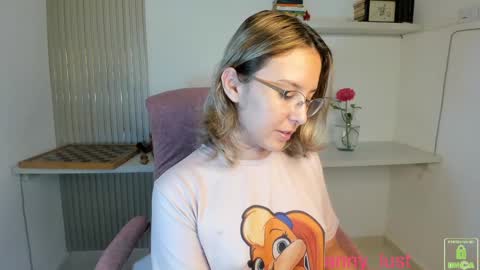 Issabela online show from 03-27-26, 01:44