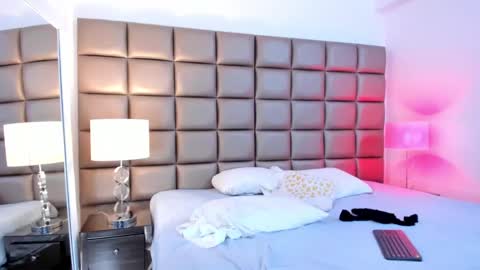 Snapshot of annyhizzle chatting on 01-24-25, 12:20 online show from 01-24-25, 12:20