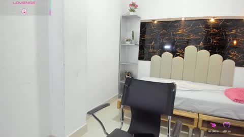 Snapshot of annyrosee chatting on 10-25-25, 08:36 Anny online show from 10-25-25, 08:36