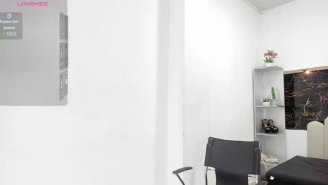 Snapshot of annyrosee chatting on 10-30-25, 07:36 Anny online show from 10-30-25, 07:36