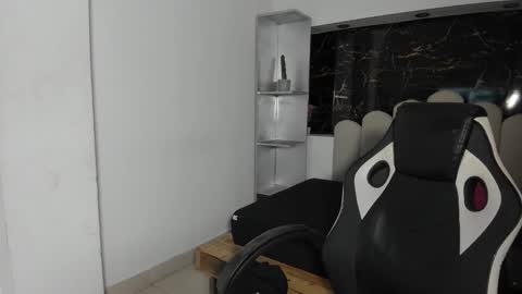 Snapshot of annyrosee chatting on 01-13-26, 08:36 Anny online show from 01-13-26, 08:36