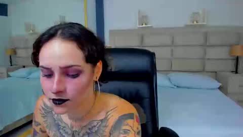 AnnyT online show from 10-31-25, 10:22