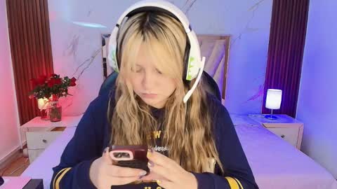 Snapshot of antonellalove_ chatting on 01-17-26, 09:18 My name is Andrea thumb up me please its important online show from 01-17-26, 09:18