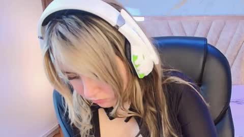 Snapshot of antonellalove_ chatting on 02-20-26, 10:32 My name is Andrea thumb up me please its important online show from 02-20-26, 10:32