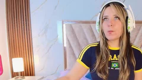 Snapshot of antonellalove_ chatting on 02-24-26, 08:40 My name is Andrea thumb up me please its important online show from 02-24-26, 08:40