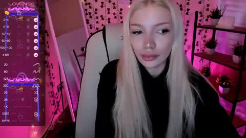 Snapshot of anyataylorr chatting on 05-26-26, 02:18 Anya online show from 05-26-26, 02:18
