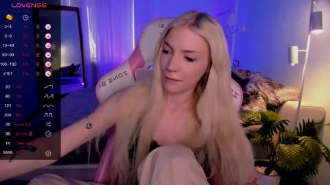 Snapshot of anyataylorr chatting on 06-07-26, 02:27 Anya online show from 06-07-26, 02:27