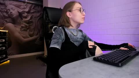 Snapshot of aphexqueen chatting on 11-09-25, 05:17 APHEX QUEEN online show from 11-09-25, 05:17