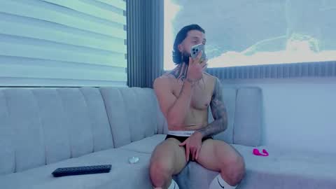 Snapshot of apolo_bianco_ chatting on 10-18-25, 05:32 APOLO online show from 10-18-25, 05:32