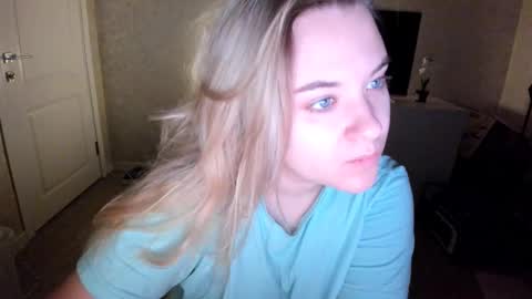 Snapshot of appleyummybuns chatting on 11-12-25, 04:18 appleyummybuns online show from 11-12-25, 04:18