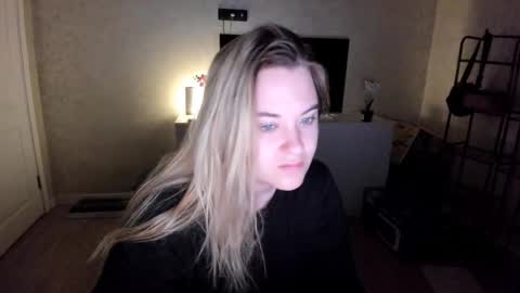 Snapshot of appleyummybuns chatting on 11-15-25, 04:43 appleyummybuns online show from 11-15-25, 04:43