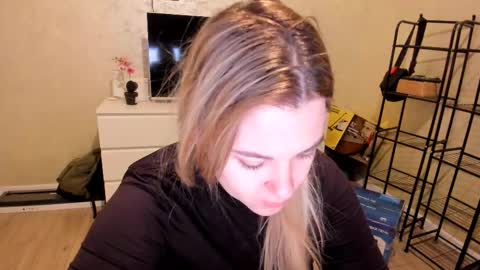 Snapshot of appleyummybuns chatting on 11-17-25, 04:07 appleyummybuns online show from 11-17-25, 04:07