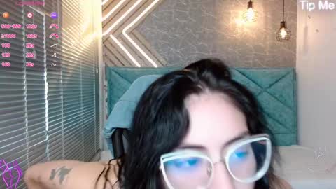 Snapshot of april_dumont chatting on 03-05-25, 12:00 April online show from 03-05-25, 12:00