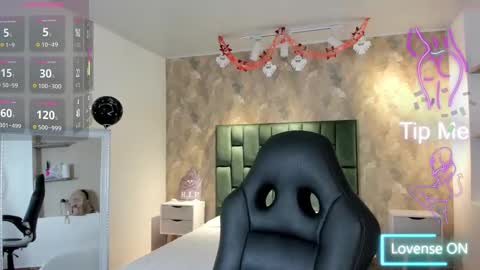 Snapshot of april_dumont chatting on 10-23-25, 01:32 April online show from 10-23-25, 01:32