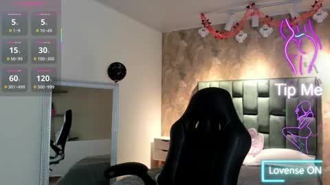 Snapshot of april_dumont chatting on 10-28-25, 11:25 April online show from 10-28-25, 11:25