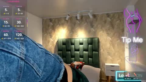 Snapshot of april_dumont chatting on 12-01-25, 12:54 April online show from 12-01-25, 12:54