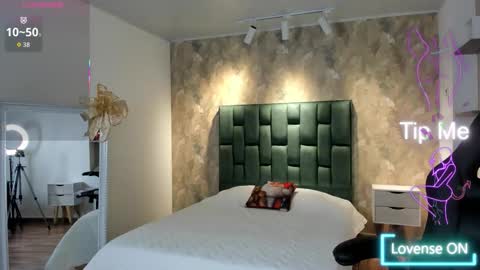 Snapshot of april_dumont chatting on 12-02-25, 12:54 April online show from 12-02-25, 12:54