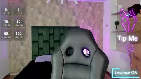 Snapshot of april_dumont chatting on 01-12-26, 01:38 April online show from 01-12-26, 01:38