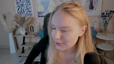 Snapshot of aprilserenity chatting on 09-30-25, 01:43 April. All year round. online show from 09-30-25, 01:43