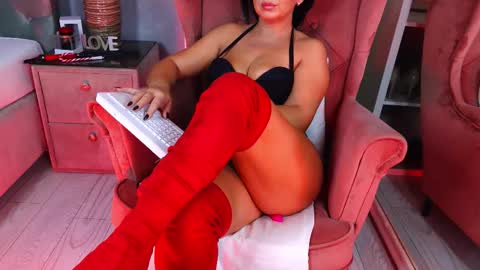 Snapshot of aqueenmonica chatting on 11-10-25, 04:33 AQueenMonica online show from 11-10-25, 04:33