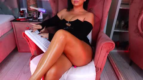 Snapshot of aqueenmonica chatting on 11-20-25, 04:12 AQueenMonica online show from 11-20-25, 04:12