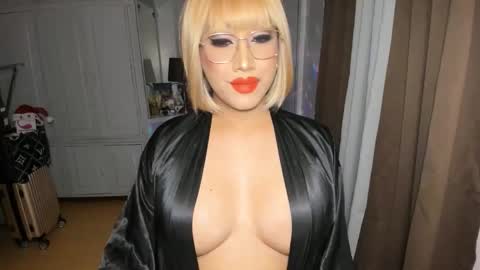 Snapshot of aqueenofcumxx chatting on 12-13-25, 09:31 Alicia online show from 12-13-25, 09:31