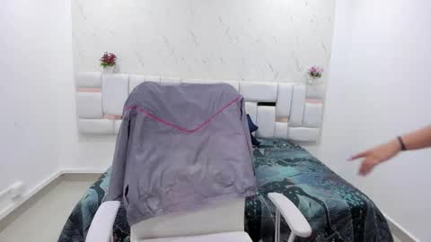 aradia_kiss online show from 10-12-25, 07:57