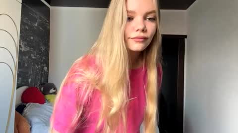 Snapshot of argeliaboivin chatting on 10-30-25, 06:48 Amelia online show from 10-30-25, 06:48