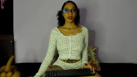 Snapshot of ari_cowgirl chatting on 04-11-26, 04:00 Jessie online show from 04-11-26, 04:00