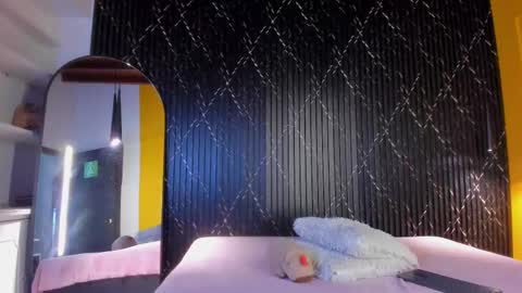 Aria Millers  online show from 10-31-25, 11:22