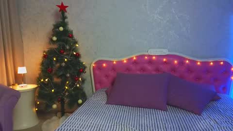 Snapshot of ariana_petite chatting on 12-18-24, 12:32 Ariana online show from 12-18-24, 12:32