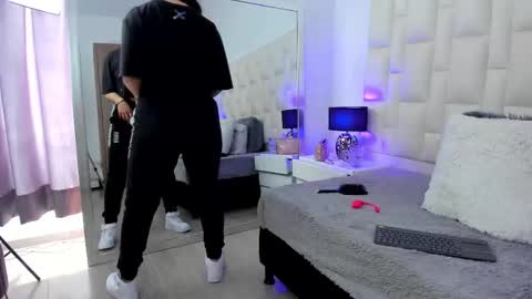  ariana  online show from 09-15-25, 05:02