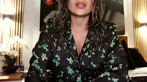 Snapshot of ariana_valdirii chatting on 05-15-26, 12:06 cristina online show from 05-15-26, 12:06