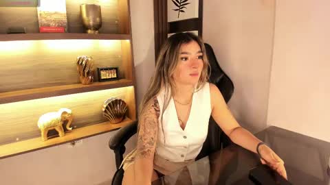 Snapshot of ariana_villada chatting on 03-09-25, 03:54 Ari online show from 03-09-25, 03:54