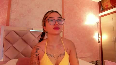 Snapshot of ariana_villada chatting on 10-17-25, 03:10 Ari online show from 10-17-25, 03:10