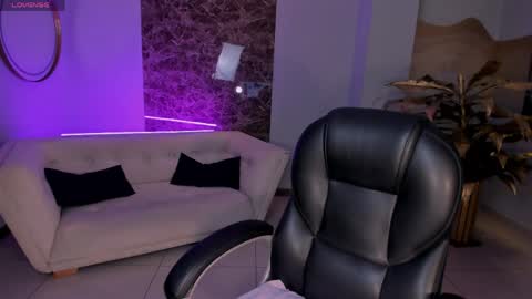 Snapshot of ariananova chatting on 04-09-26, 05:07 Your Girl online show from 04-09-26, 05:07